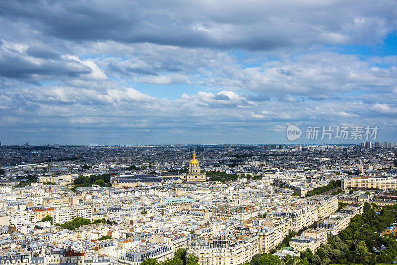 鸟瞰图的巴黎城市与Les Invalides建筑